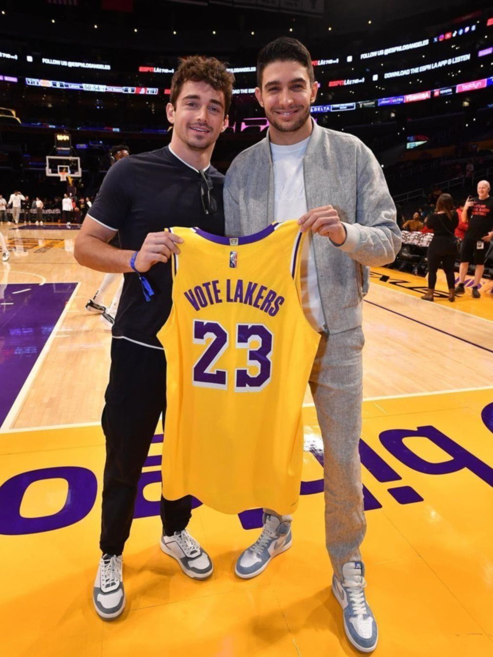 Charles Leclerc y Esteban Ocon pasaron a ver a Los Ángeles Lakers de Lebron