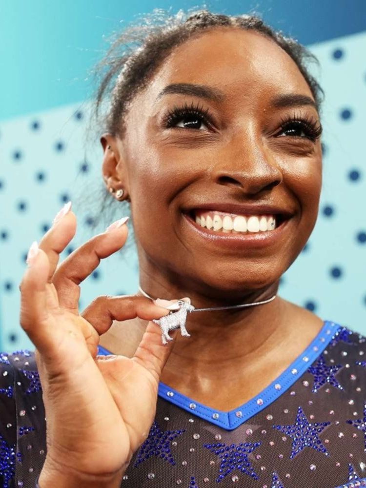 El brillante collar GOAT de Simone Biles está elaborado con 546 diamantes: ¡mira esta impresionante pieza de cerca!