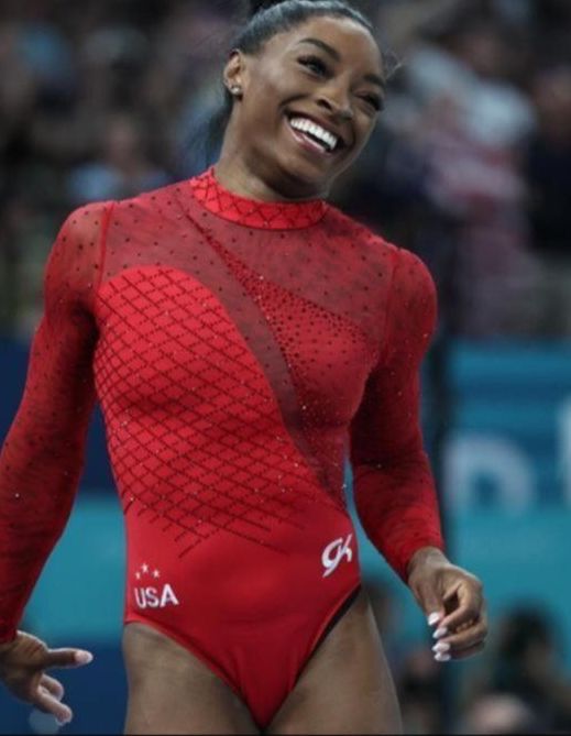 ¿Cuántos cristales tenía el traje que lució Simone Biles para ganar su tercera medalla dorada en París 2024?