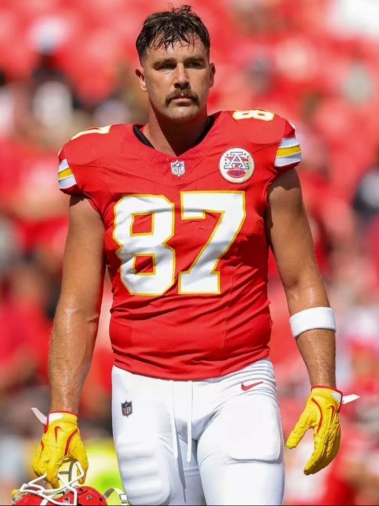 Travis Kelce llega a Atlanta vestido de negro y con un atuendo en referencia a Reputation de Taylor Swift