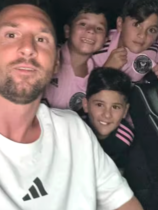 La familia Messi presente en un entrenamiento de Mateo, el hijo del crack argentino