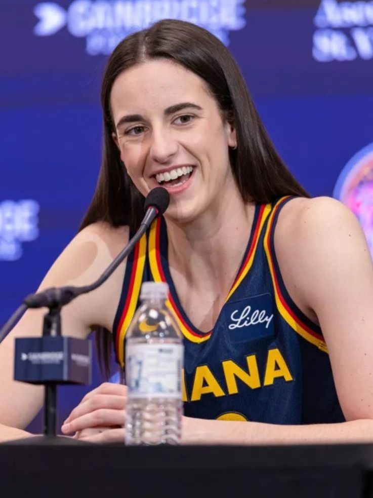 ¿Cuántos diamantes tiene el collar GLD que luce Caitlin Clark?