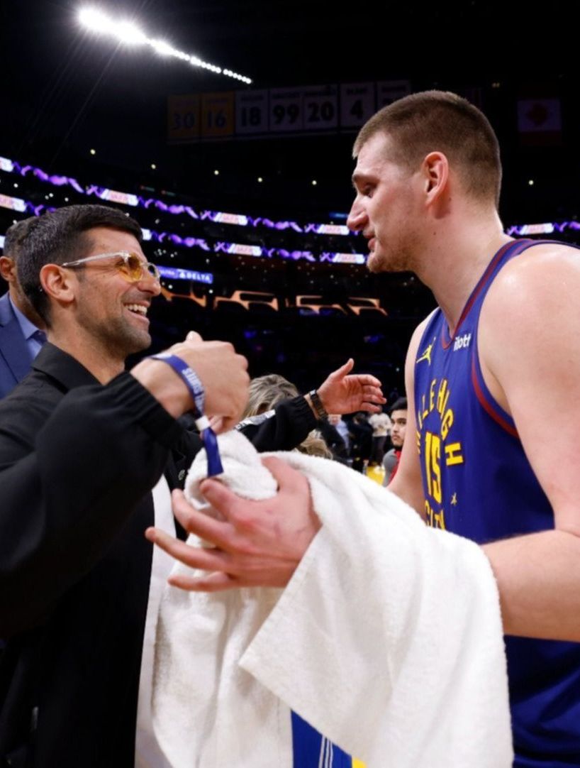 Video: Novak Djokovic y su abrazo con Nikola Jokic en el partido del récord histórico de LeBron James