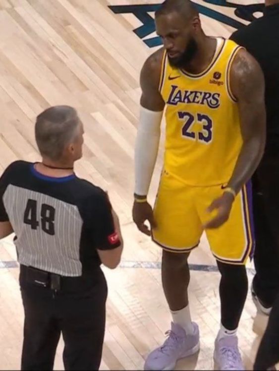 LeBron James, sobre el arbitraje: “¿Para qué demonios…?”