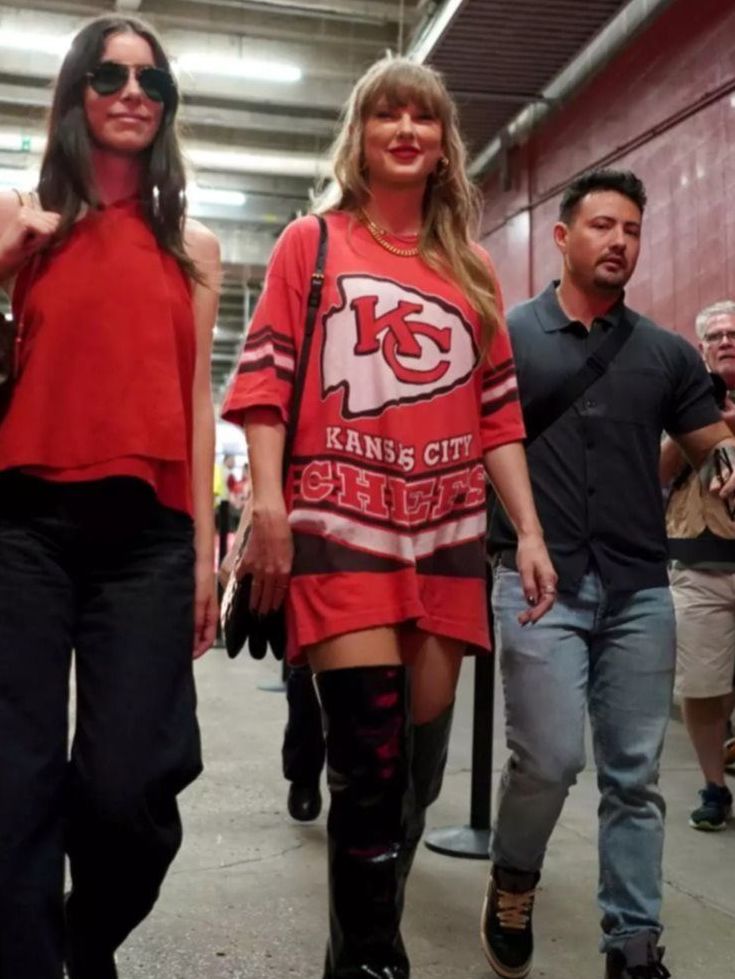 Taylor Swift se viste de rojo para alentar a los Chiefs: todos los detalles de su look