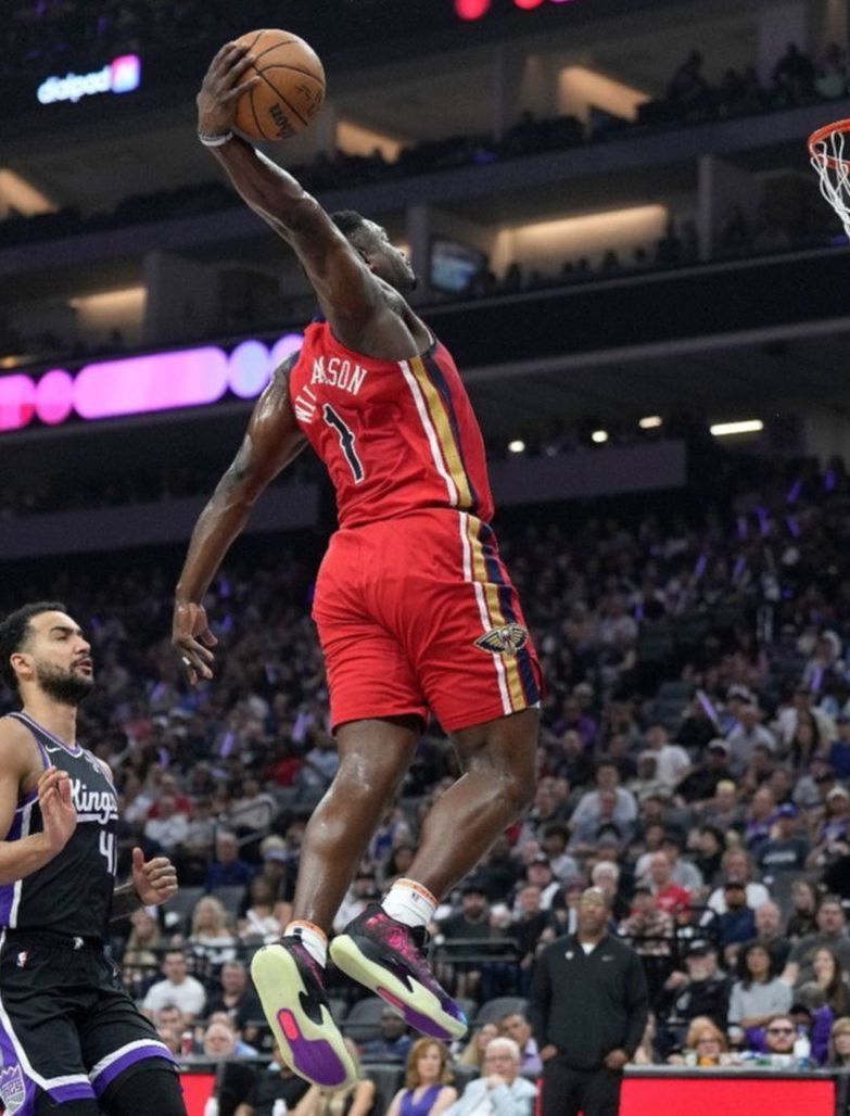 ¿Para Zion Williamson? La insólita comida que arrojó un fanático en la NBA