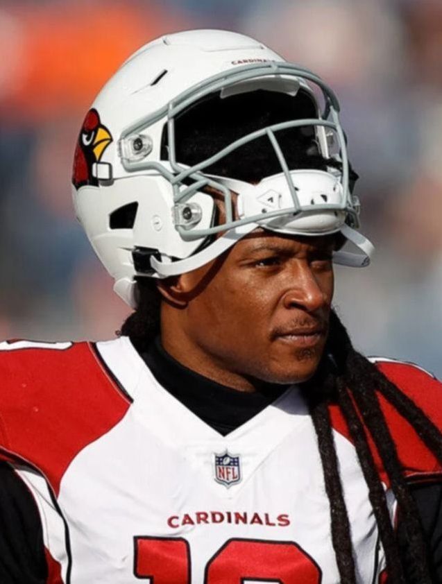 Esta es la extraña razón por la que DeAndre Hopkins usa guantes 5XL