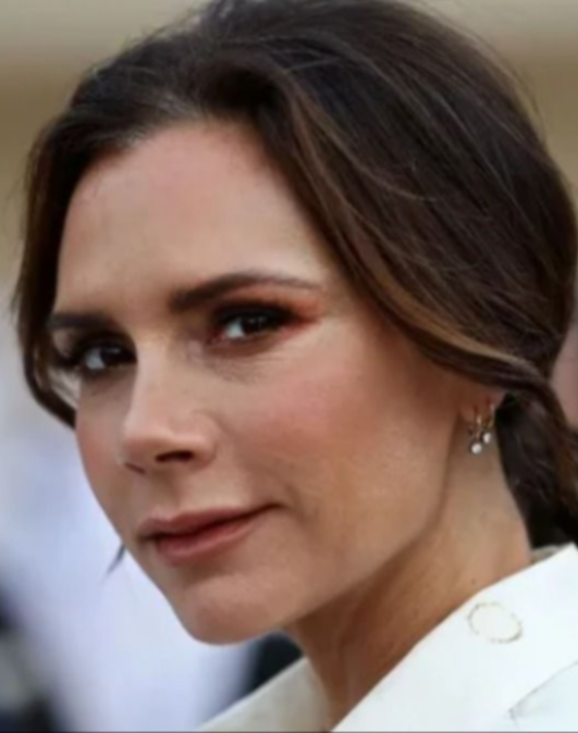 Victoria Beckham revela su rutina de belleza post-fiesta y consejos para una piel radiante