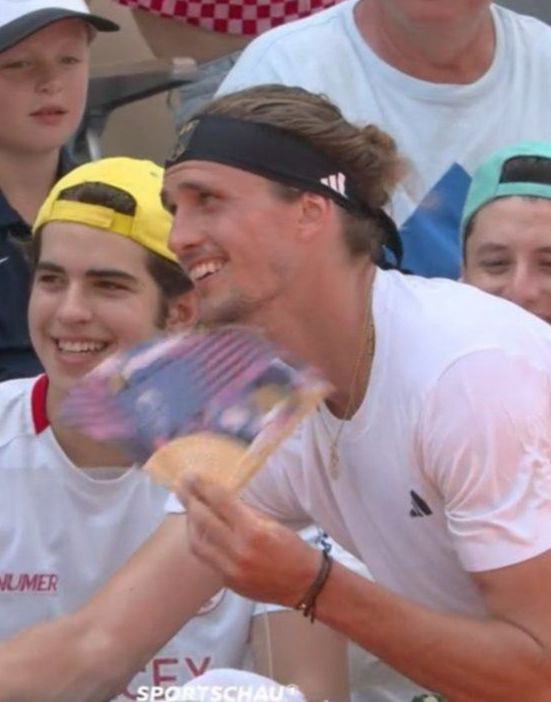 Calor extremo en París: ¡Zverev le pidió un abanico a una fanática!