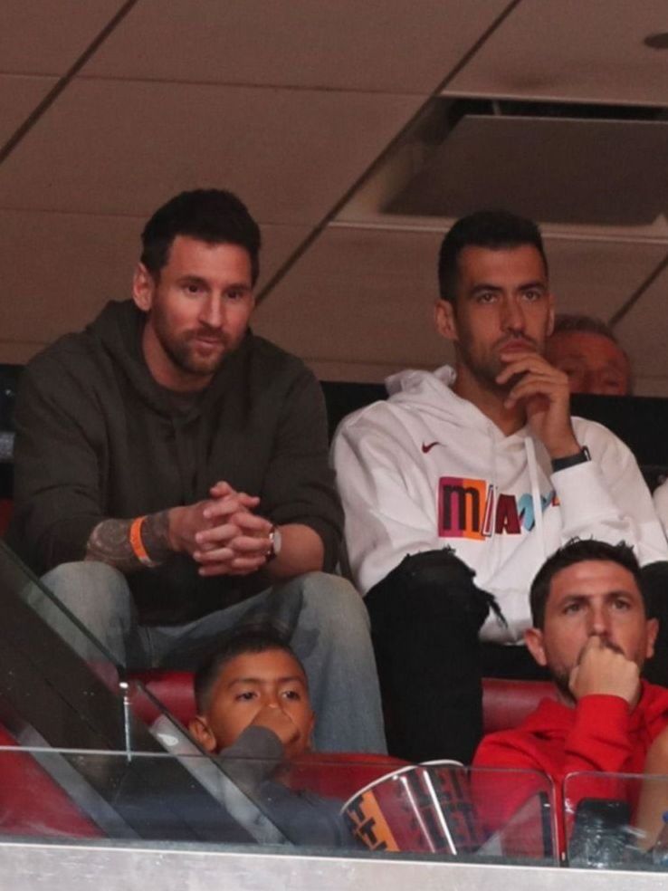 El look de Lionel Messi y Antonela Roccuzzo viendo a los Miami Heat