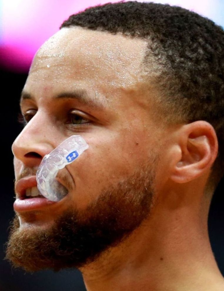 La razón por la que Stephen Curry muerde su protector bucal