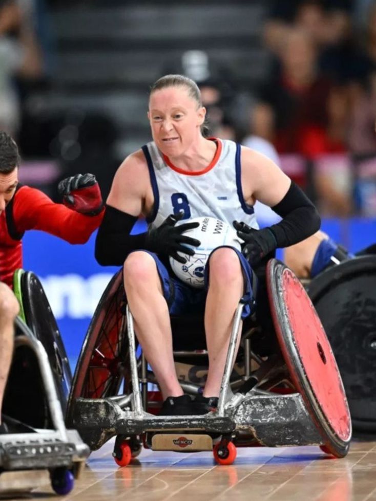 La atleta paralímpica Sarah Adam hace historia al convertirse en la primera mujer estadounidense en marcar en rugby en silla de ruedas