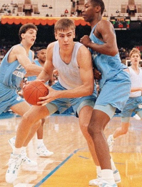 ¿Quién fue Eric Montross, el ex NBA que falleció a los 52 años?