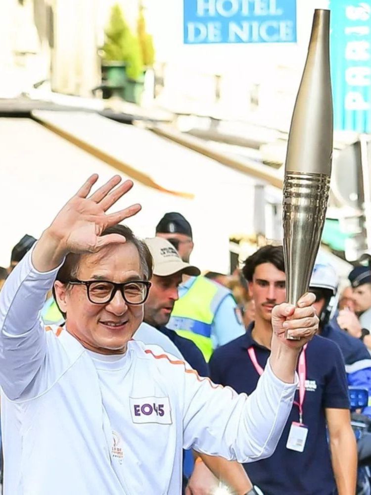 Jackie Chan lleva la antorcha paralímpica antes de la ceremonia de apertura de los Juegos Paralímpicos de 2024