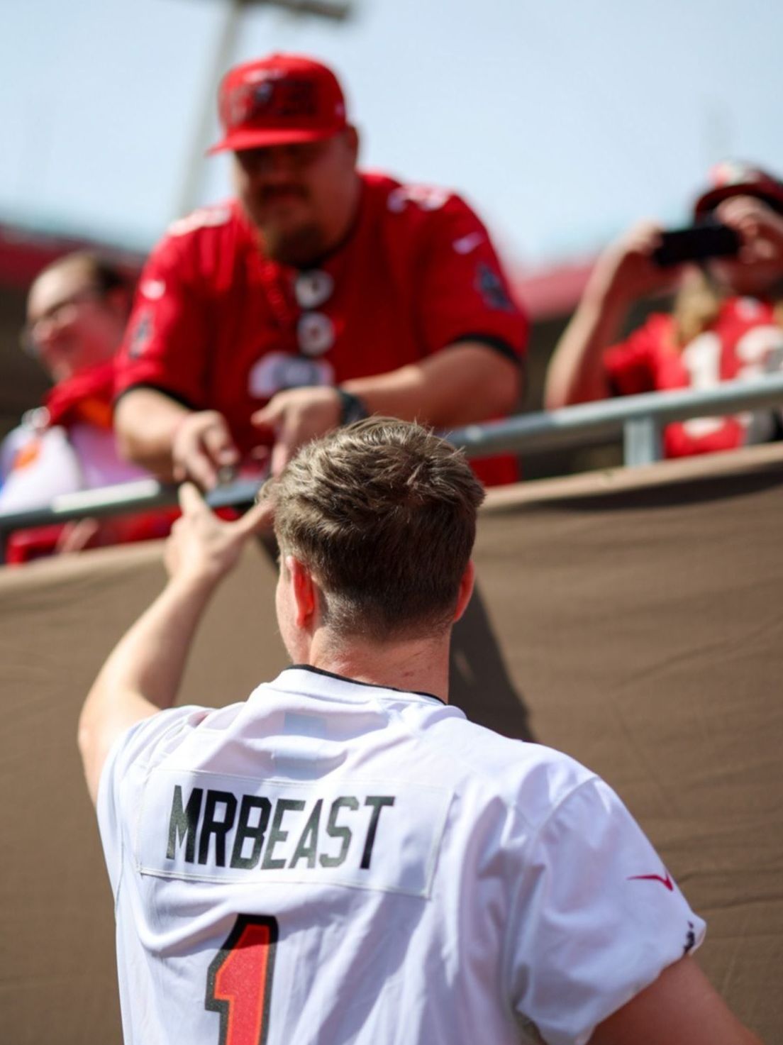 El youtuber MrBeast firmó un contrato con los Buccaneers por US $10 millones