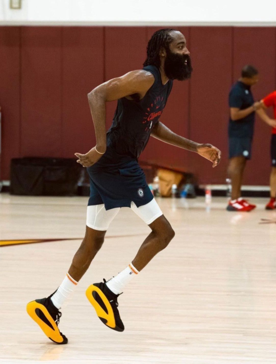 James Harden se entrena para la NBA… ¿tan flaco como Wembanyama?