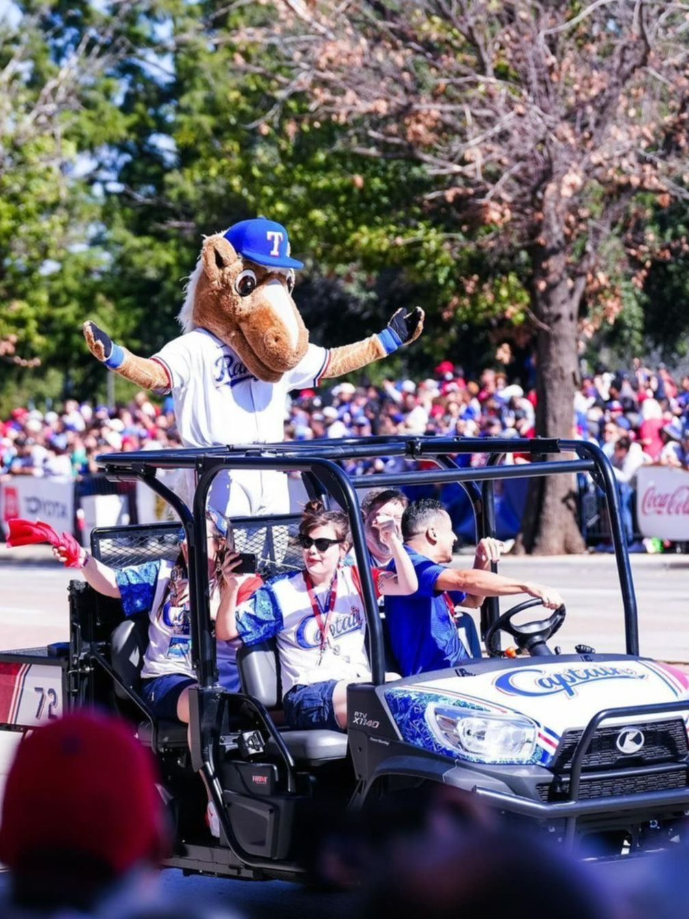 ¡Multitudinaria recibida! Los Texas Rangers festejaron con su gente