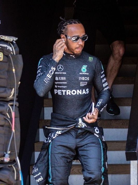 "Es raro que pida disculpas", dice un excompañero de Lewis Hamilton