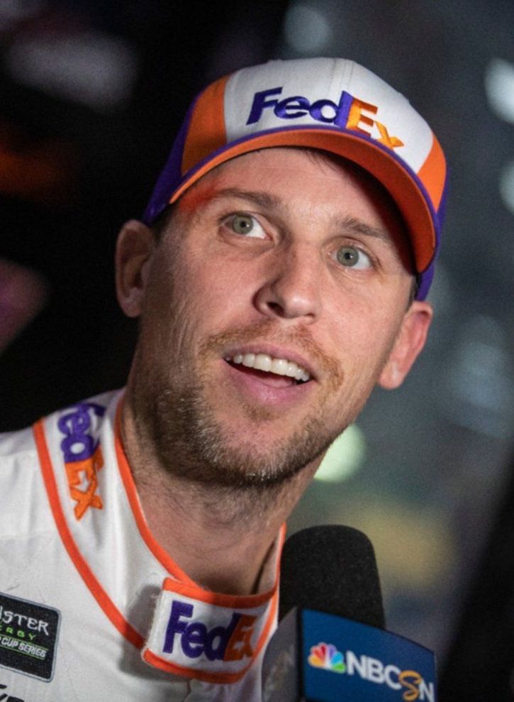 Denny Hamlin se viste de Jordan para ver a Travis Scott