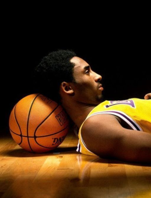 Este fue el día que Kobe Bryant decidió no salir de su casa si no aumentaban su salario