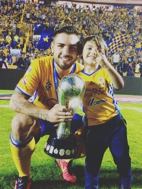 Ex jugador de Tigres se desploma y convulsiona en pleno partido