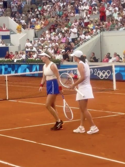 Polémica en el tenis: Swiatek, Collins, pelotazos y frases cruzadas