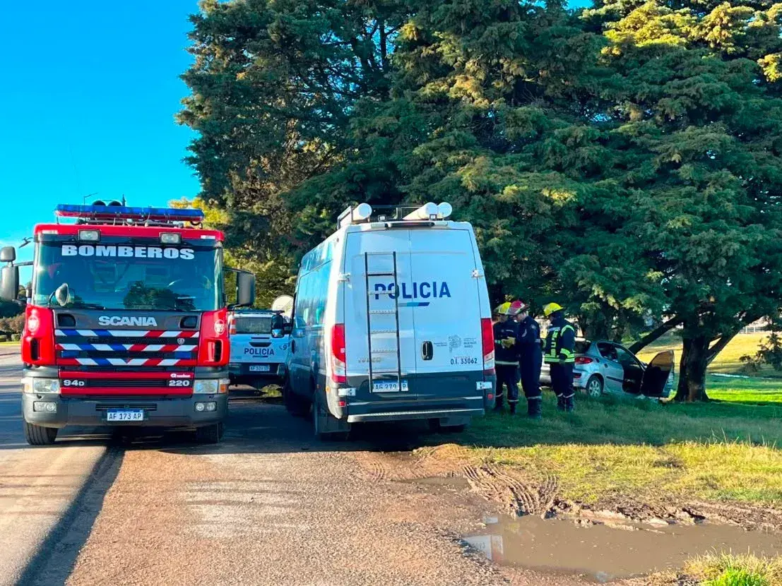 Personal de la Policía Comunal de San Cayetano y Bomberos Voluntarios se presentaron en el area