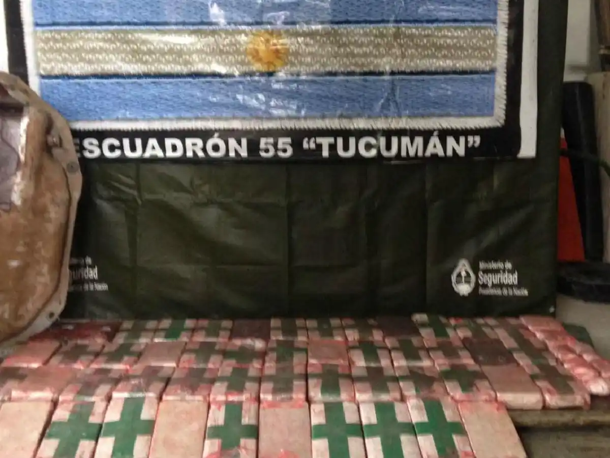 Detienen a un gendarme con 40 kilos de cocaína escondidos en el tanque de nafta de un auto en Tucumán