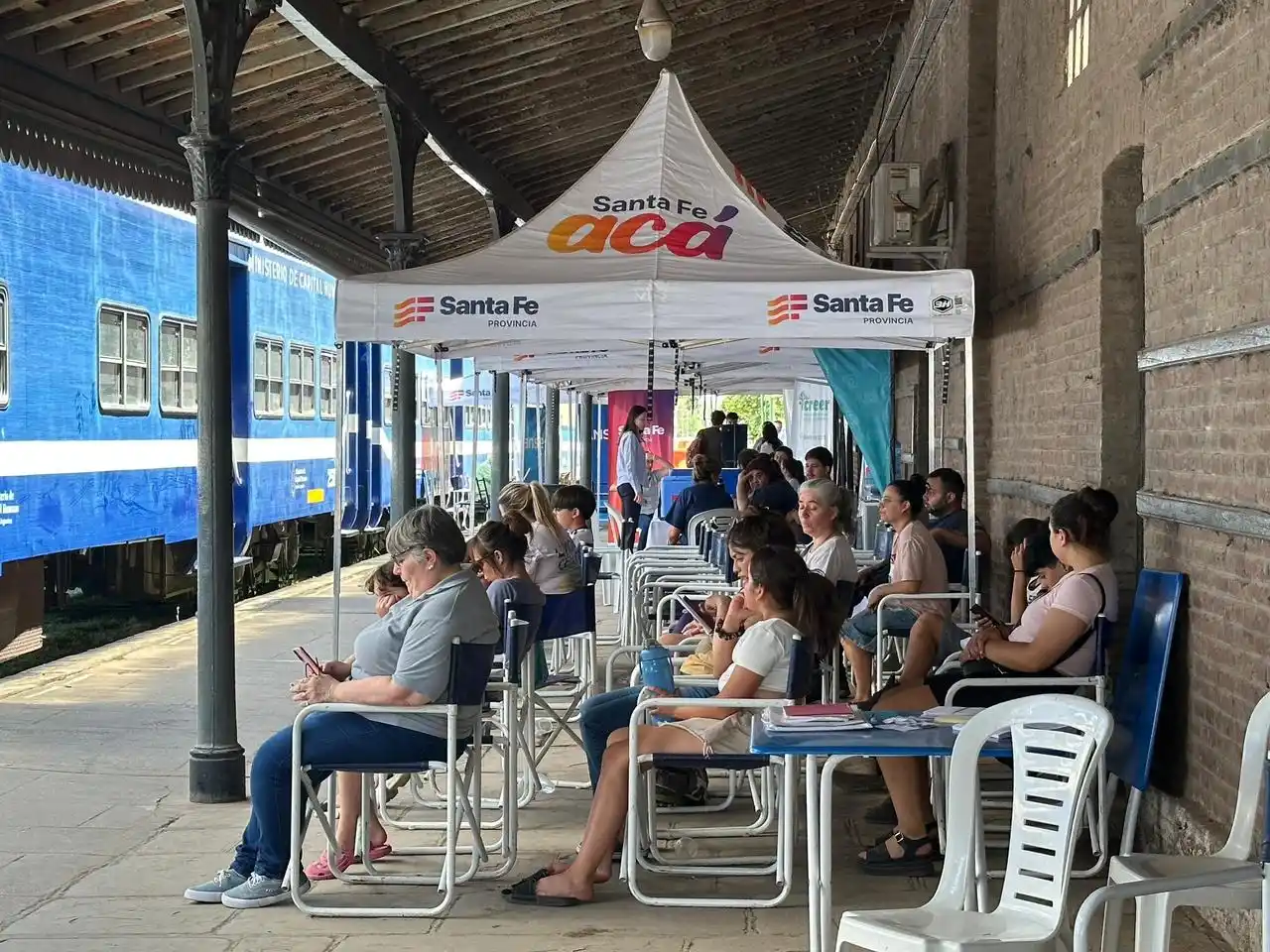 Los vecinos aguardan el turno bajo los gazebos en el andén de la estación del Ferrocarril. Foto. MVT