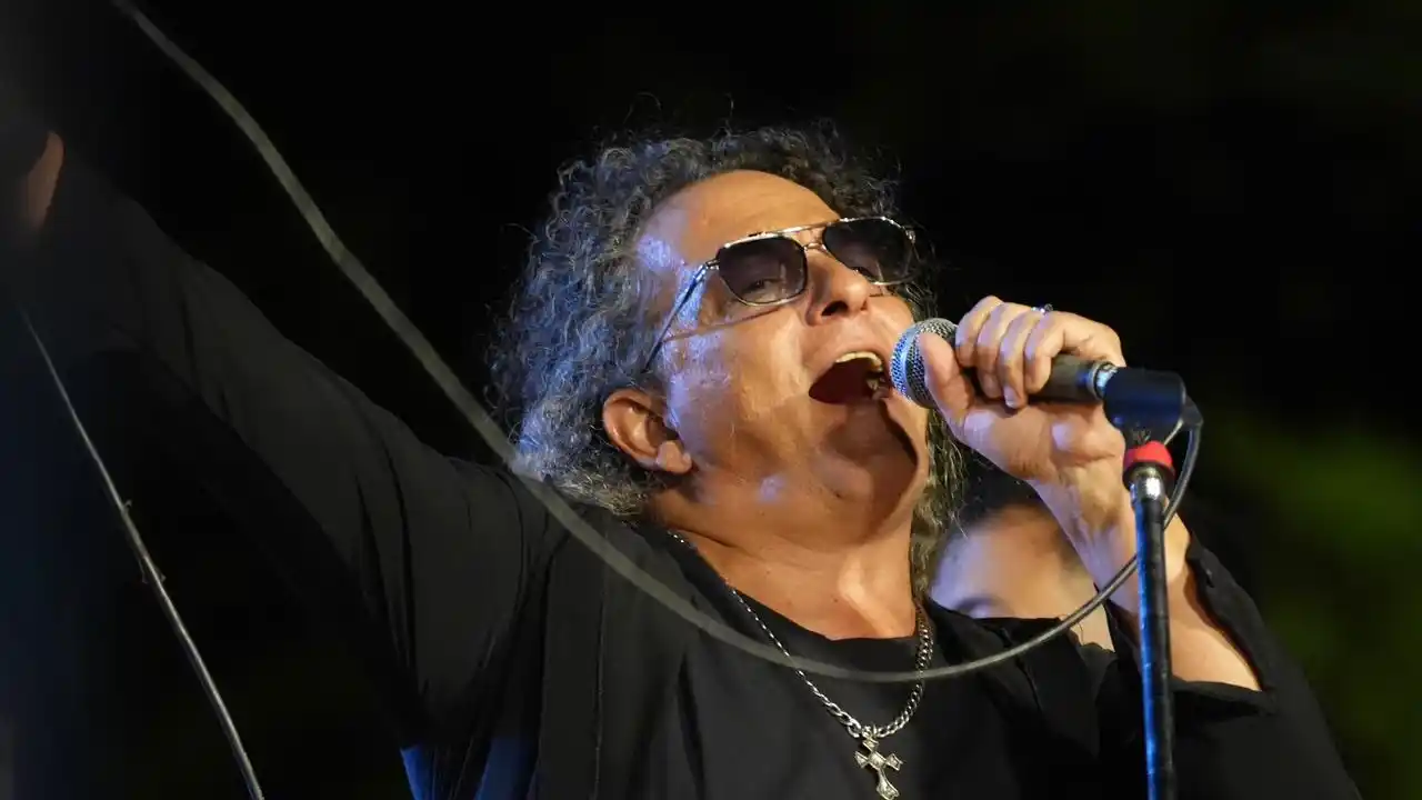 Cantante de Tazi blu. Arroyito despidió el año cultural en el Parque Romero 2