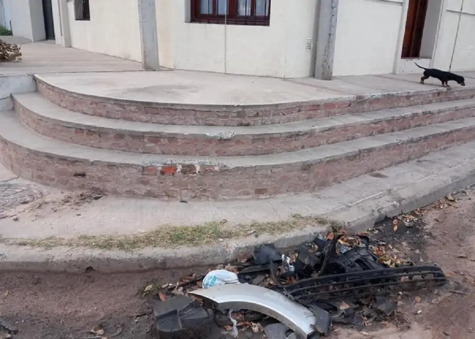 Una semana después del accidente, los restos delos autos involucrados siguen desparramados en el lugar.