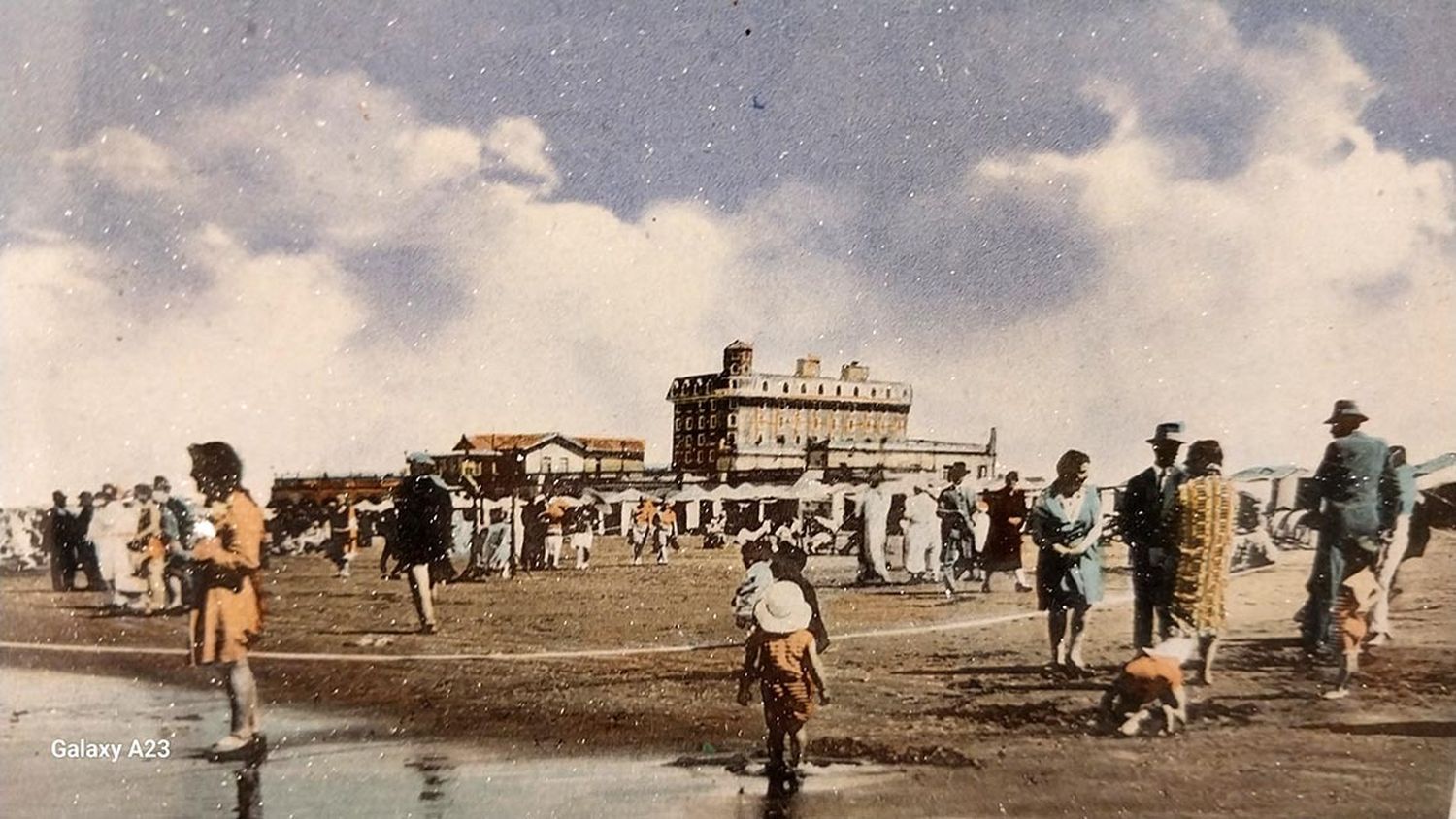 Postales de Necochea para debatir sobre turismo