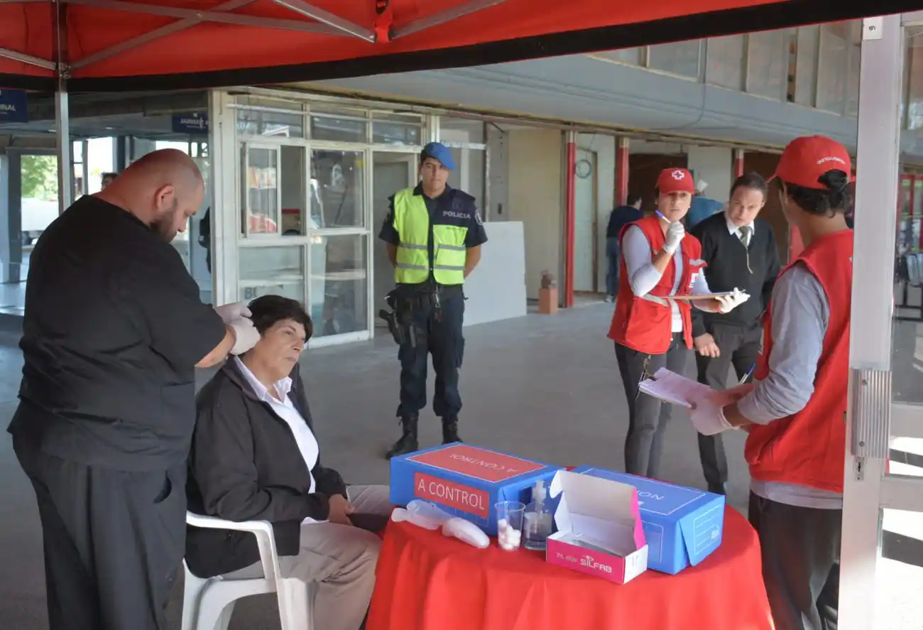 Comenzaron los controles sanitarios en las rutas de acceso y en la terminal