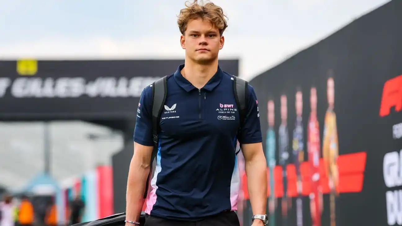 Paul Aron en el paddock con la ropa de Alpine.