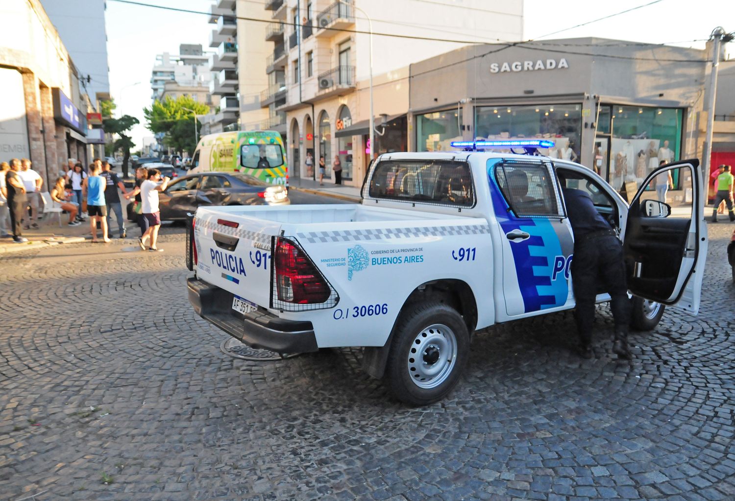El conductor de una Chevrolet Tracker embistió a dos vehículos en San Martin y Chacabuco