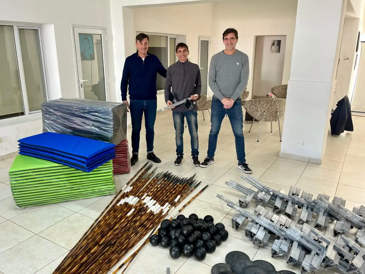 Este viernes el diputado nacional le entregó al atleta jabalinas, discos, colchonetas, tacos de salida, balas y otros elementos, para utilizar en su Escuelita de Atletismo.