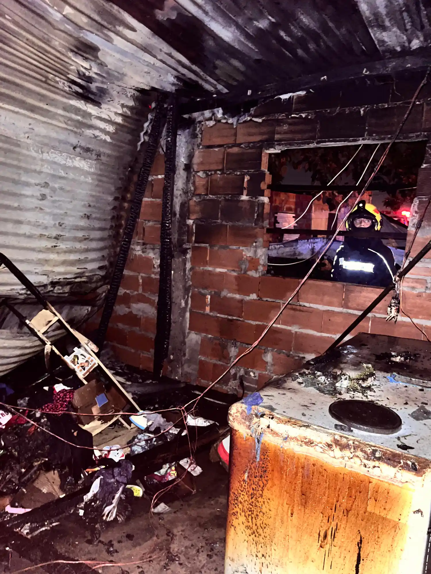 Incendio generalizado destruye una vivienda