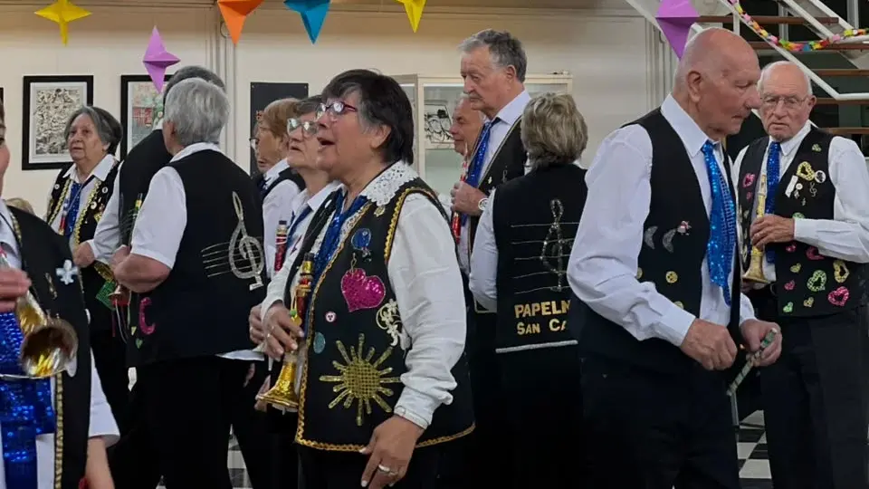 El grupo Papelnonos proveniente de San Cayetano en el Museo Mulazzi