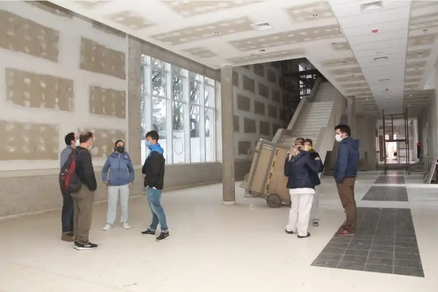 Trabajadores del Hospital recorren y conocen el edificio del Bicentenario