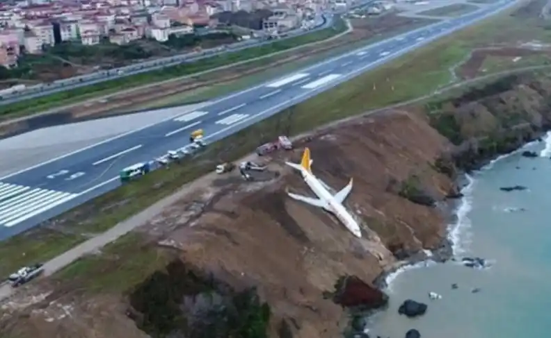 Video: un avión turco con 162 pasajeros cayó por un acantilado 