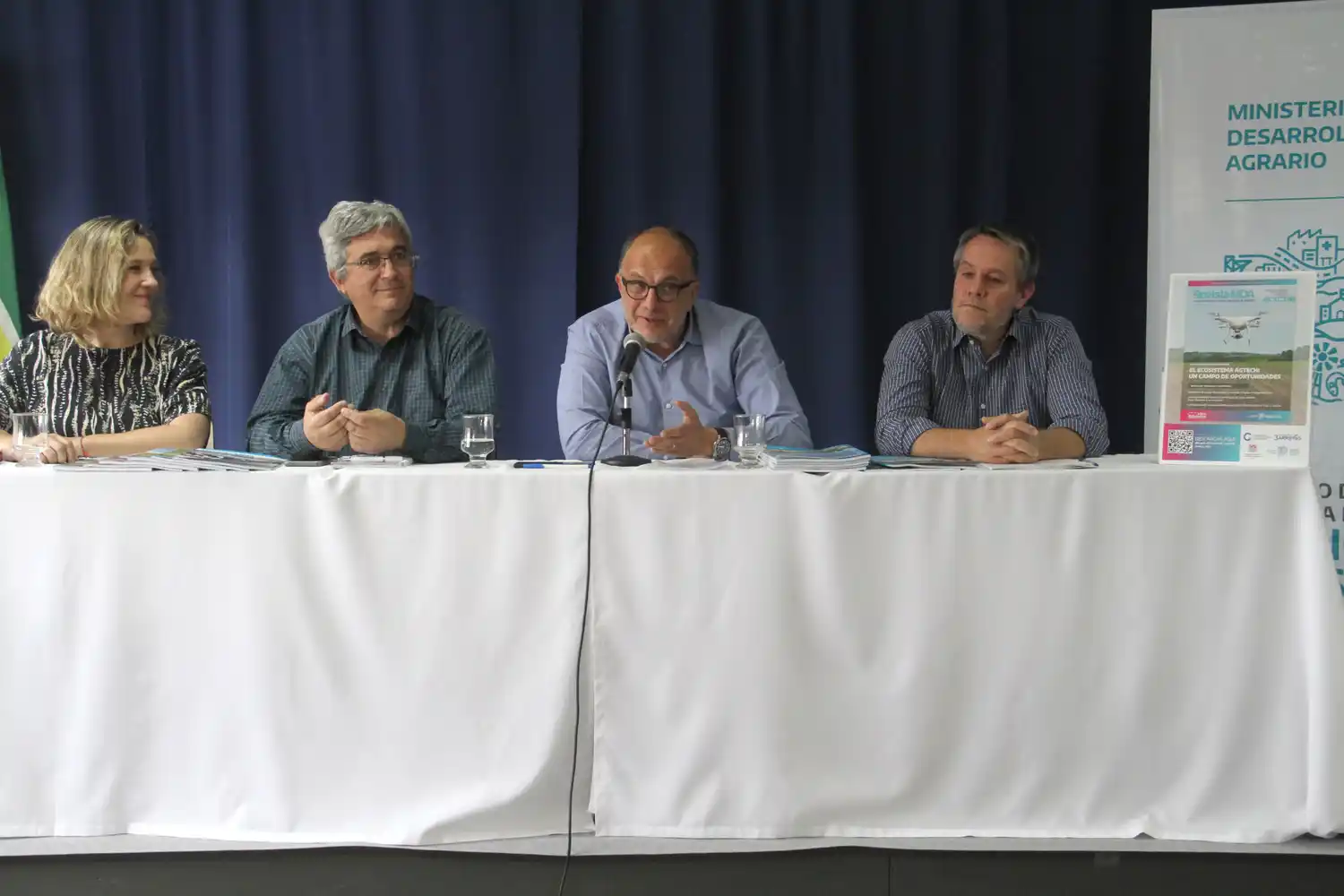 La coordinadora de CRESTA, Valeria Guido; el ministro Javier Rodríguez; el intendente Pablo Garate; y el director provincial de Innovación Productiva, Extensión y Transferencia Tecnológica (MDA), Emiliano Cucciufo