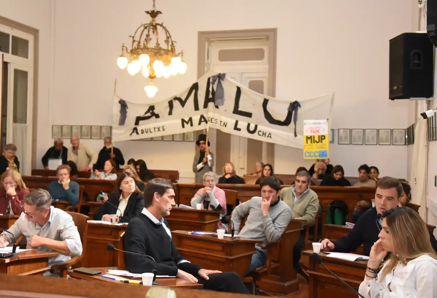 El tenso debate que se replica en el deliberativo.