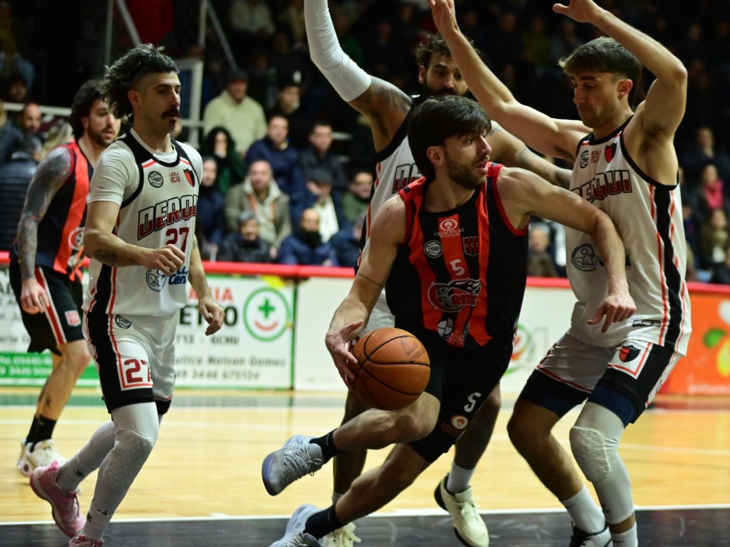 Central se quedó con el primer duelo por 79 a 77 en el Bértora (crédito. MR Fotografía).