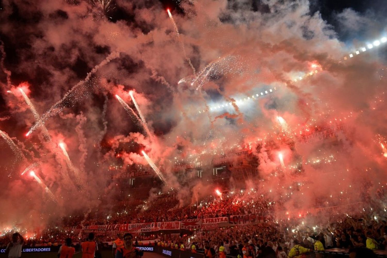 Luego de las bengalas y el recibimiento, el Monumental fue clausurado