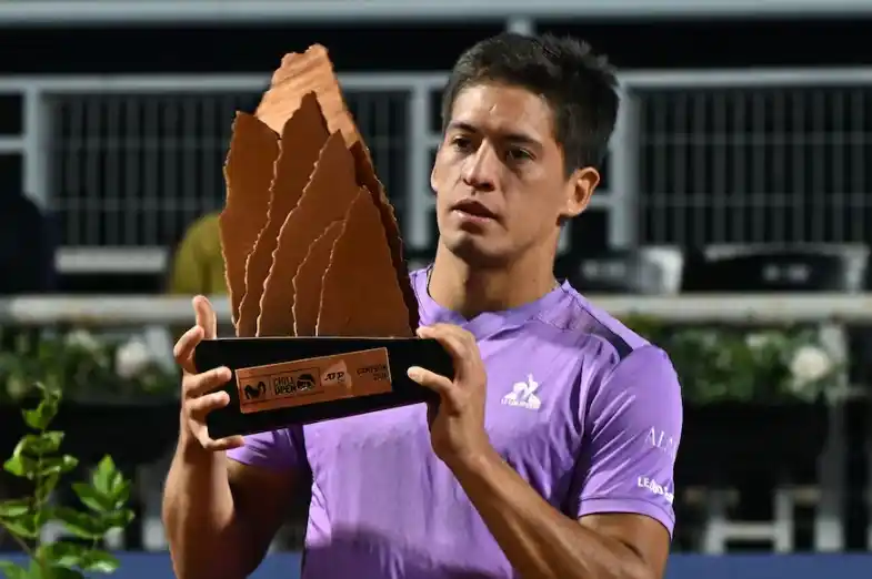 Sebastián Báez con el trofeo de campeón en Santiago (Foto: ATP de Santiago)