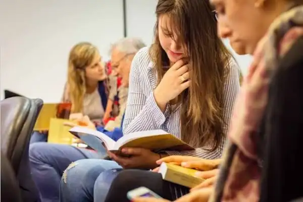 Las propuestas pueden desarrollarse tanto de manera presencial como virtual, facilitando el acceso a los estudiantes en todo el país.