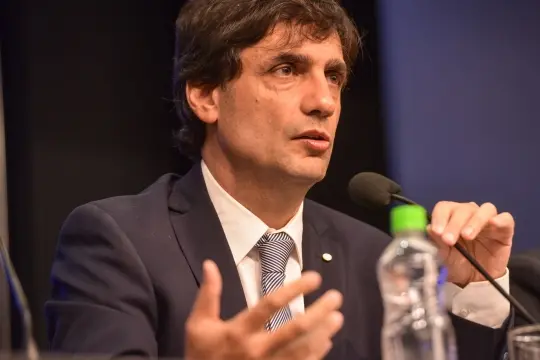 Lacunza negó más controles cambiarios y aseguró que la deuda es pagable