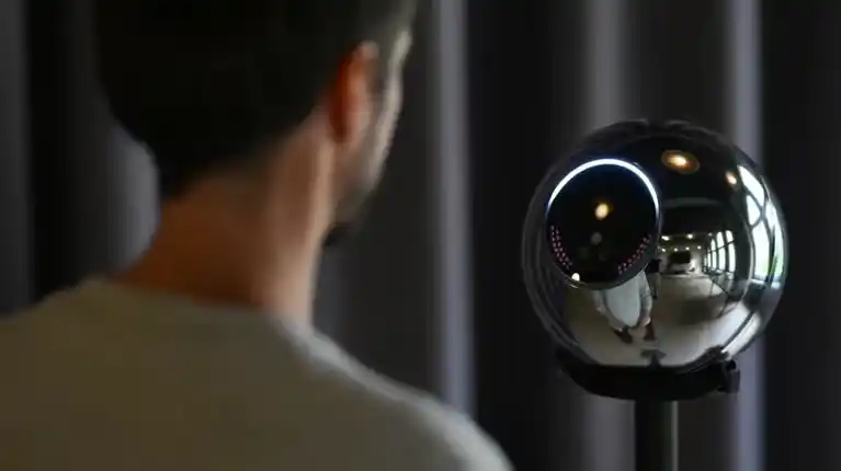 Imagen ilustrativa WorldCoin, la empresa que recluta voluntarios que se presten a escanear su iris a cambio de criptomoneda.