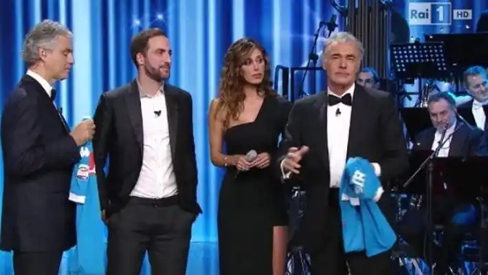 El saludo que no fue entre Higuaín y Andrea Bocelli