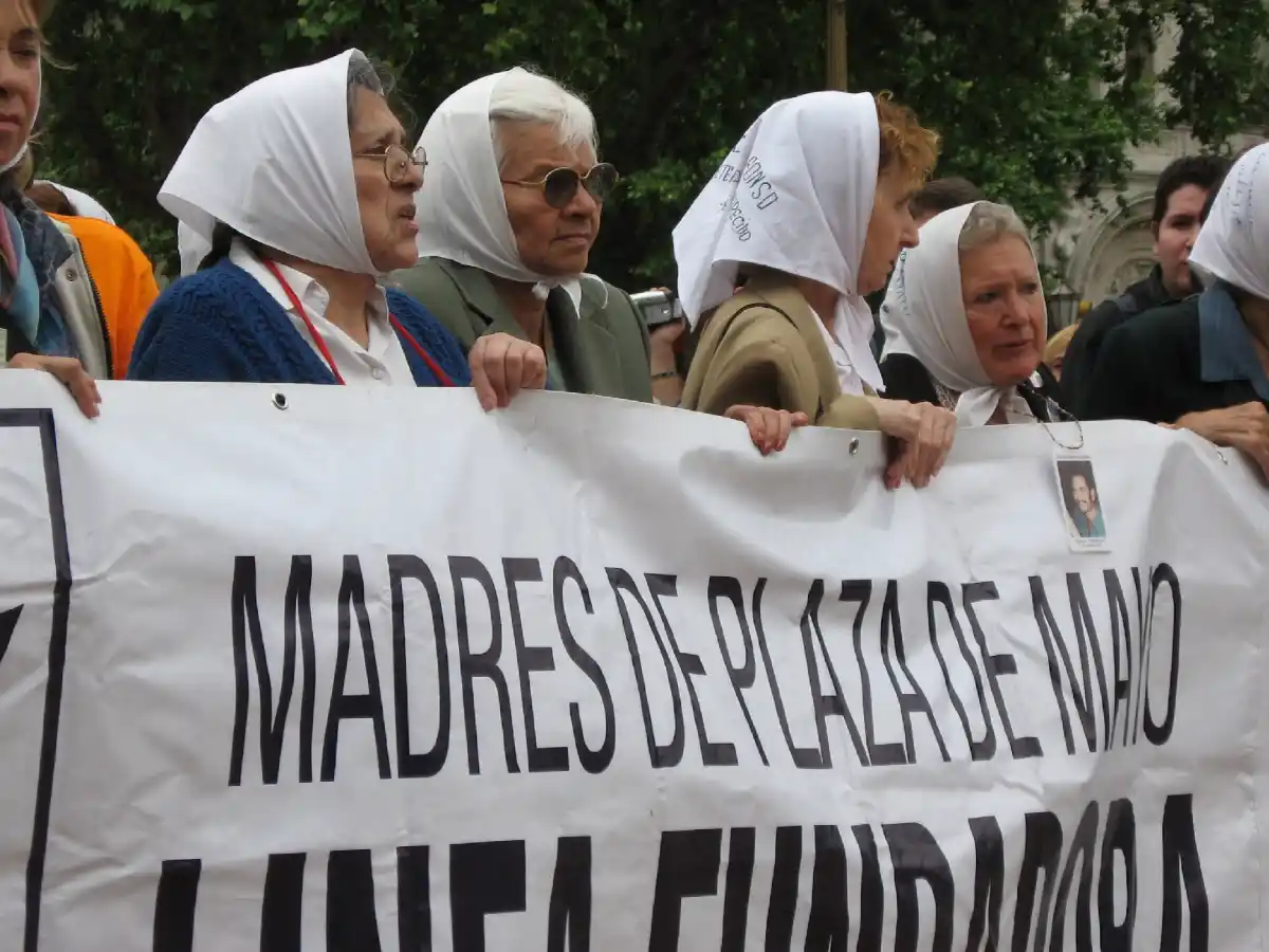 Allanan la sede de Madres de Plaza de Mayo 